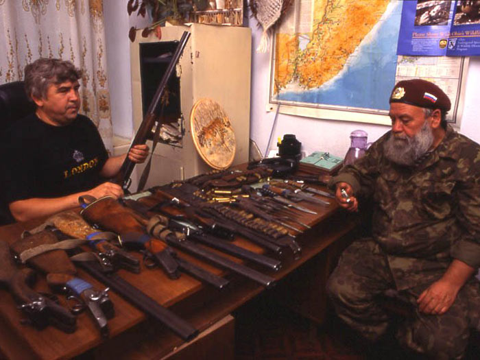 Zbraně zabavené pytlákům na Dálném Východě vyšetřovacími skupinami.